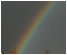 Regenboog, duidelijk is te zien dat het boven de boog donkerder is dan binnen de boog.